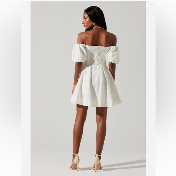 NWT Astr the Label Ulla Off The Shoulder Dress in White - Picture 3 of 9